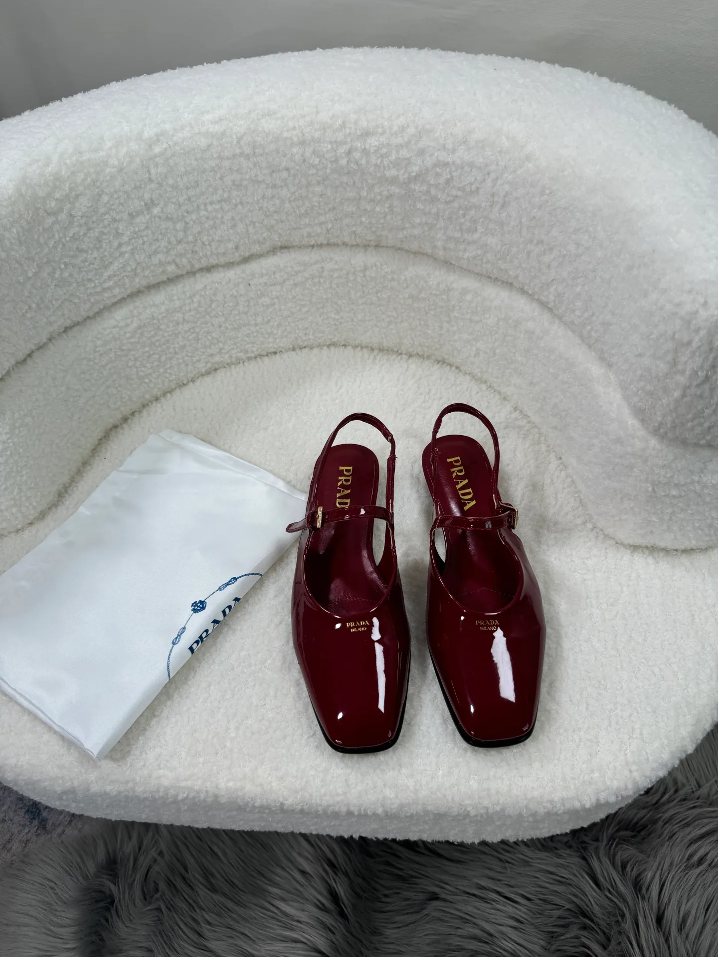 👟👟Ex-factory price 460👟👟Prada top version 🌸2025 launches Prada back-slip shoes, a must-have item for women 🆚😍😍😍——————😍😍😍🆚 💥PRADA's early spring T-stage catwalk show is the same style as "Dreams Never Sleep". Prada can use it on important occasions. The fresh style has a bit of nobility and is perfect on the feet. 💃💃 Wear this shoe with it. It is elegant and crystal clear, regardless of various accessories. The materials are all exclusively customized one-to-one and must be zero-distance from the original. The entire series is full of exciting and unexpected combinations of elements. The expression of different materials and textures of fabrics has a strong artistic flavor, allowing you to appreciate the ever-changing style of Prada girls. Bulling Bulling’s classic + candy color 🍬 paired with a creative letter logo! An eye-catching design! So feminine! Wear it and you will be the most beautiful girl in this gai! 😍😍😍 1⃣ Upper: imported patent leather cowhide 2⃣ Lining: imported mixed sheepskin 3⃣ Outsole: Italian genuine leather outsole 4⃣ Size: 35-40 (41 can be customized)